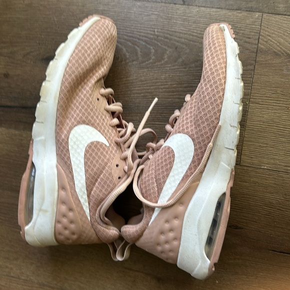 Nike Air Max Motion 11 shoes ! Size 9.5 Women's Blush Athletic Shoes - Picture 4 of 7
